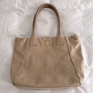 Tory Burch shoulder bag in tan!